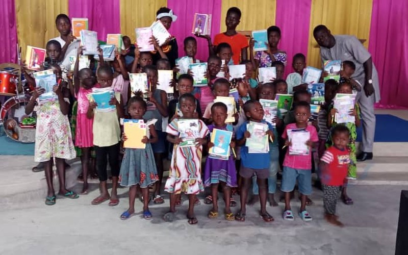 Distribution de fournitures scolaires — Gadar-Peretz